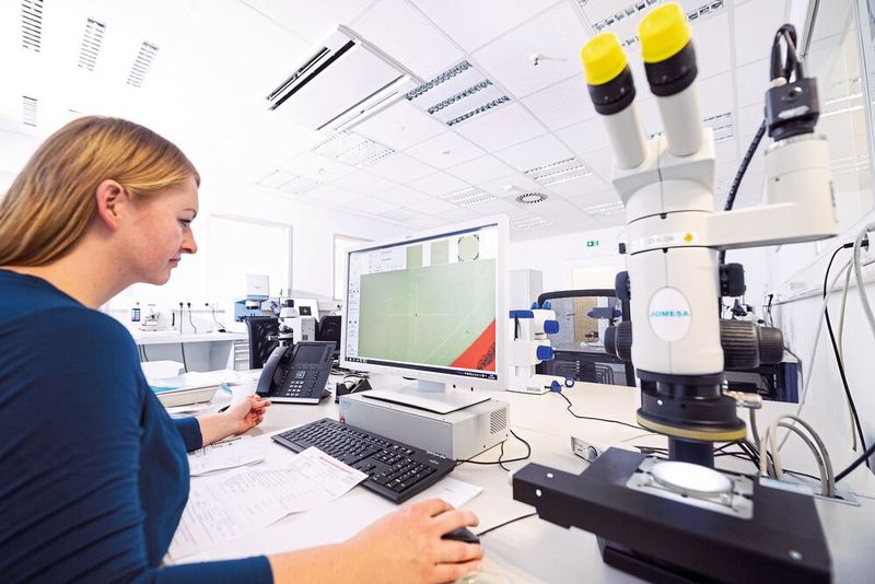 Werkstoffanalyse und Werkstoffprüfung: An der Kontrollinstanz Labor kommt bei Pöppelmann kein Material oder Bauteil vorbei. (Bild: Pöppelmann)