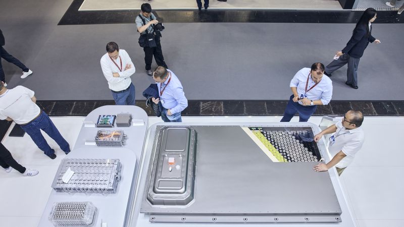 Auf der IAA 2025 waren die großen Batteriezulieferer sehr präsent. Sie halten weiter hohe Marktanteile.(Bild:  IAA Mobility/Messe München)