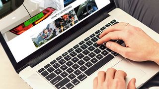 Gerade in der Corona-Krise ist die Nutzung von Social Media extrem hilfreich für Autohäuser. (Bild: © Angelov - stock.adobe.com)