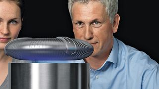 Mit Supraleitern ist eine berührungslose Lagerung und Bewegung von Objekten ohne Regelungstechnik und ohne Reibungsverluste möglich – ein denkbares Transportsystem für die Fabrik der Zukunft. (Bild: Festo)