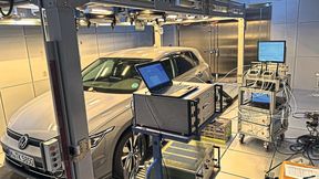 Voll verkabelt: VW Golf eTSI auf dem Prüfstand (Bild: Fraunhofer IBP)