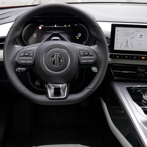 Die Einbindung von Apple Carplay und Android Auto funktioniert, allerdings nur mittels Kabel, das in einer Ablage unter der Mittelkonsole untergebracht ist.  (Bild:  Marcus Werner/MG Motors)