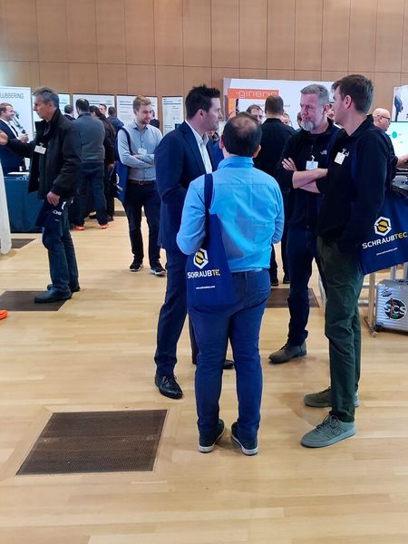 Reger Austausch unter den Teilnehmern auf der Ausstellungsfläche.  (Bild: VCG/Bernd Weinig)