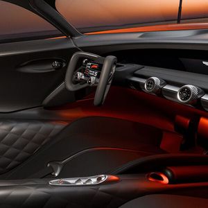 Die Carbon-Kabine ist puristisch und edel eingerichtet.(Bild:  Genesis)