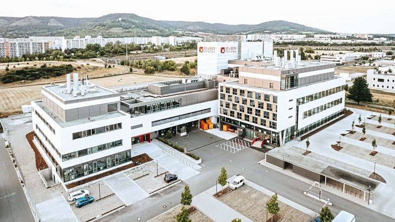 No solo se trata de hardware: la producción farmacéutica moderna, como la de Ever Pharma, también necesita herramientas digitales innovadoras, especialmente en lo que respecta al análisis de datos. (Imagen:Ever Pharma)