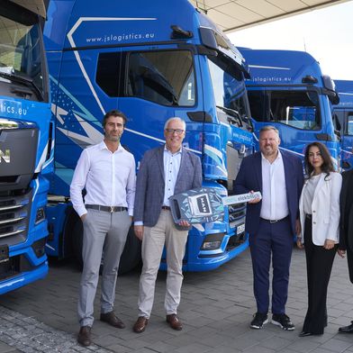 Übergabe der vollelektrischen MAN E-TXG (v. l.): Johannes Kramer, Senior Vice President International Key Account, MAN; Friedrich Baumann, Vorstand Sales & Customer Solutions, MAN; Jerome Schüssler, Inhaber und Managing Director, JS Logistics; Mercedes Ansari und Bodo Schüssler. (Bild: MAN Truck&Bus)