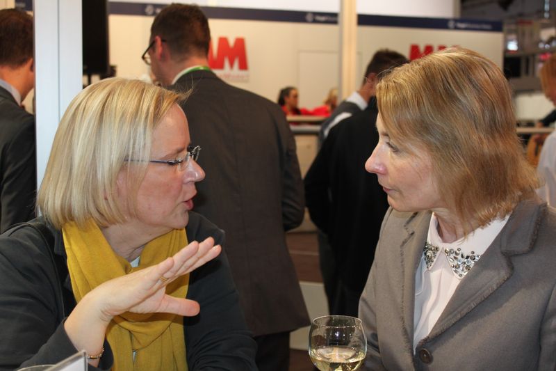 Am Dienstagabend wurde bei der Vogel Business Media am Messe-Stand in Halle 9 traditionell auf eine erfolgreiche Hannover Messe 2014 angestoßen. Gute Gespräche und Live-Musik von der Band „Famos“ sorgten bei den zahlreichen Standpartygästen für eine ausgelassene Stimmung. (Siegl/Vogel Business Media)