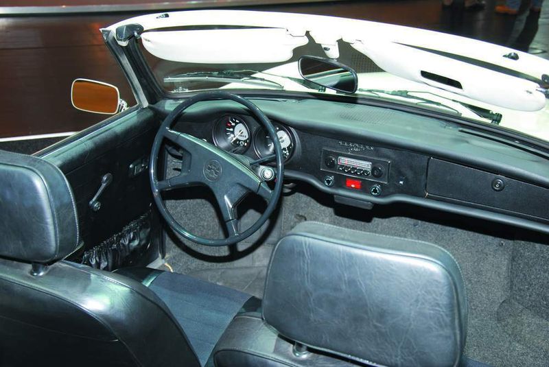 Der Welterfolg des Karmann Ghia begann schon im Jahr 1955 mit dem Coupé ... (Archiv: Vogel Business Media)