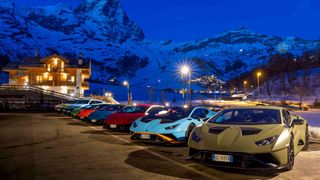 Am Fuße des Matterhorns warten verschiedene Lamborghini auf einen zweitägigen Roadtrip. (Lamborghini)