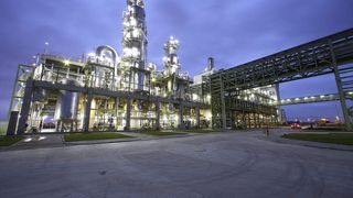 Nachtansicht auf MDI-Anlage im integrierten Bayerwerk im Shanghaier Chemieindustriepark  (Bild: Bayer)