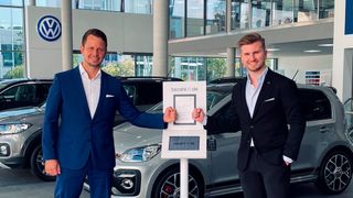 Autoschmitt-Geschäftsführer Mark Karpinski (li.) und Bezahl.de-Chef Lasse Diener vor einer „Smartkasse“. (Bild: NX Technologies)