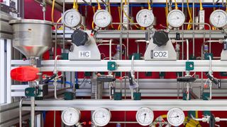 In diesem Mehrzwecksystem mit vier parallelen Reaktorrohren können die Forscher Katalysatoren unter verschiedenen Reaktionsbedingungen im Hochdurchsatz testen. (Fraunhofer IGB)