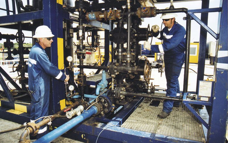 Arbeiten bei der Durchführung eines Fracs (Bild: WEG Wirtschaftsverband Erdöl- und Erdgasgewinnung)