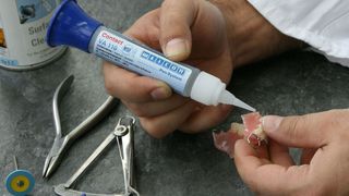 Der Klebstoff hat die NSF-Zulassung, gemäß ANSI Standard 61 – Drinking Water System Components. (Bild: Weicon)