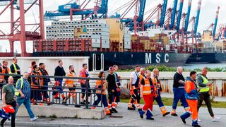 Keine Einigung im Tarifstreit der Hafenarbeiter. Ab heute wird gestreikt! Diesmal doppelt so lang wie im Juni. Die erneute Arbeitsniederlegung in den großen deutschen Seehäfen ist für die Versorgung Deutschlands angesichts sich seit Wochen stauender Containerschiffe ein Debakel. (Bild: dpa)
