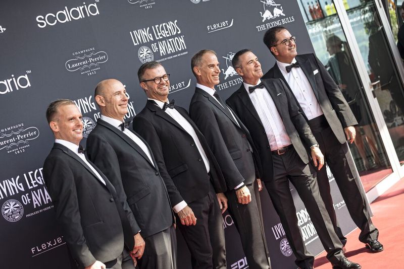 Markus Bucher, CEO von Pilatus, hat gemeinsam mit Mitgliedern der Geschäftsleitung bei den «Living Legends of Aviation Europe Awards» stellvertretend für das Team von Pilatus den renommierten Preis für die bemerkenswerte Leistung des Unternehmens in der Aviatik entgegengenommen. (Bild: Pilatus Aircraft Ltd)