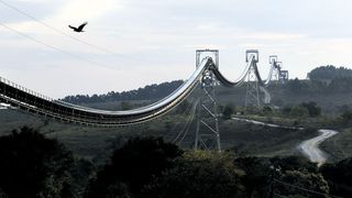 Die 7,2km lange Förderband-Seilbahn transportiert Material über Hindernisse sowie schwieriges Gelände hinweg und entlastet dabei die Umwelt. (Bild: Barroso)