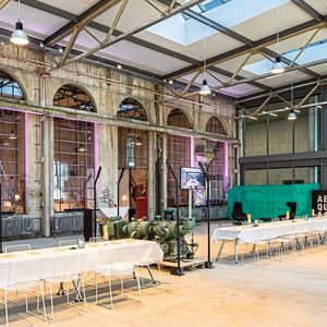 Die Aeschbachhalle bildet das Herz des neuen Quartiers. Wo früher Maschinen montiert wurden, wird seit 2019 gefeiert, gegessen und getrunken.(Bild:  Werbebroschüre Aeschbachhalle 2019)