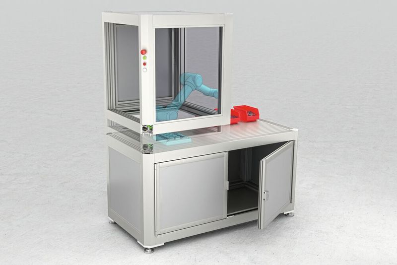 Behind the large, impact-resistant windows of the partially enclosed cobot cabin, the cobot can move quickly continuously. The worker is well protected from the robot and still has a good view of the process. (Image:Item)