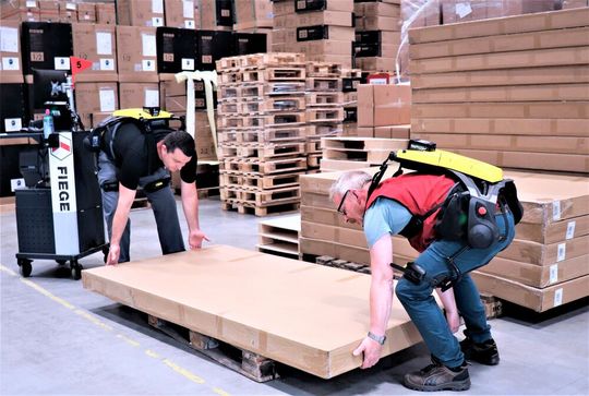Entlastende Entscheidung! Fiege setzt im Mega Center Ibbenbühren jetzt die voll vernetzten Exoskelette Cray X von German Bionic ein. Das freut die Lagermitarbeiter. Entlastende Entscheidung! Fiege setzt im Mega Center Ibbenbühren jetzt die voll vernetzten Exoskelette Cray X von German Bionic ein. Das freut die Lagermitarbeiter.