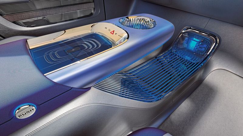 Die freischwebende Mittelkonsole integriert Getränkehalter und eine Smartphone-Ladeschale. (Bild: Mercedes-Benz)