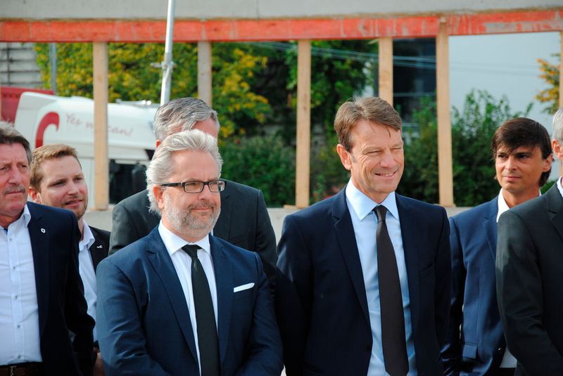 Können mit von der Weppen auf einen starken Partner bauen: Christophe Mittelberger (Vertriebsvorstand; li.) und Uwe Hochgeschurtz (Vorstandsvorsitzender; beide Renault Deutschland).  (Baeuchle / »kfz-betrieb«)