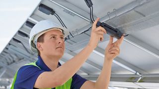 Gefahr gebannt: Mit der intelligenten Modulabschaltung Solarcheck RSD lassen sich Dachanlagen nun bei der Installation und Wartung sowie in Gefahrensituationen sicher abschalten. (Phoenix Contact)