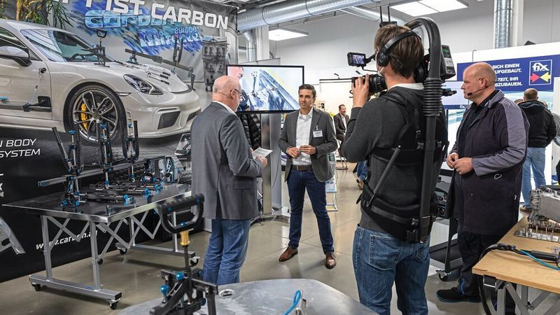 »F+K«-Chefredakteur Konrad Wenz (l.) im Live-Interview mit Felix Scholl (Mitte), Betriebsleiter der Carbon GmbH. (Stefan Bausewein)