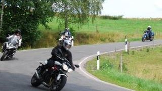 Kurvenräuber im Erzgebirge: die »bike und business«- und »kfz-betrieb«-Motorradtour 2014. (Foto: Rosenow)