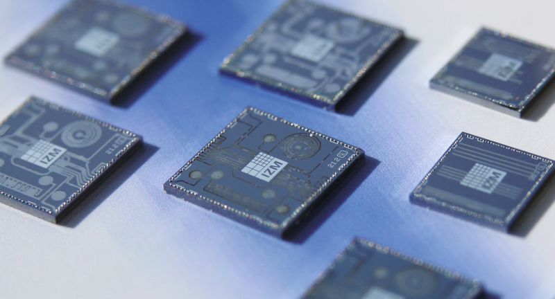 Bild 7: Durch Tintenstrahldruck hergestellte strukturierte Umverdrahtung auf einem Silizium-Chip (Bild: Fraunhofer IZM)