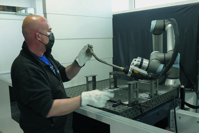 Auch bei Einzelstücken effizienter als Handschweis­sen: Die Roboterzelle mit Cobot lässt sich einfach durch Teachen programmieren.   (Ruben Sprich/Trumpf)