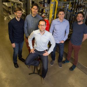 Das Entwicklerteam der TU Wien: Karl Mayer, Robert Pachler, Stefan Penthor (sitzend), Michael Stollhof, Stephan Piesenberger (v.l.n.r.).