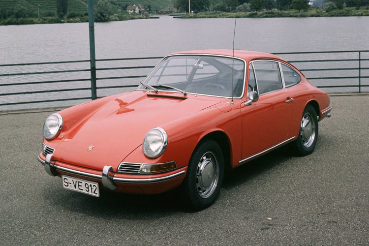 Um die preisliche Lücke zwischen dem noch produzierten 356 und dem 911 zu schließen, wurde 1965 mit dem 912 eine günstigere und zugleich erheblich leistungsschwächere Variante des 911 auf den Markt gebracht. Hier sorgte ein 1,6-Liter-Vierzylinder-Boxermotor mit 90 PS in Kombination mit einem 4-Gang-Schaltgetriebe für den Antrieb. (Porsche)
