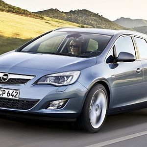 Mit dem Astra Sports Tourer lässt Opel sein klassisches, kastenartiges Kombidesign auch in der Kompaktklasse fallen.