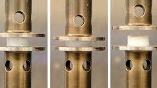 An der zur University of Chicago gehörenden Pritzker School of Molecular Engineering hat man ein Material entwickelt, das durch Vibrationen nicht geschwächt, sondern fester umso wird. (Z. Wang / Nature Materials)