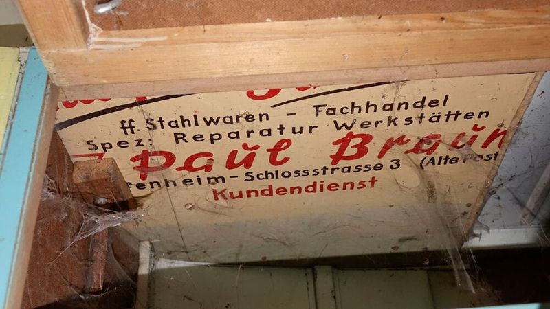 Hat die Jahzehnte unbeschadet im Inneren des Bulli überdauert: das Werbeschild des Paul Braun. (Bild: Dominsky – VCG)