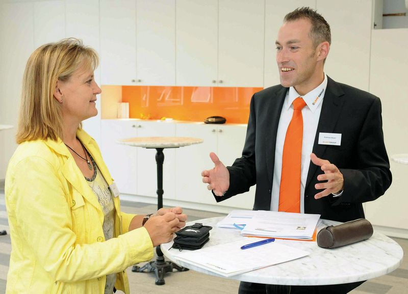 Andreas Bauer, Head of Product Management PSM, U.I. Lapp erläutert Redakteurin Ines Näther welche kniffligen Kriterien ein Kabelhersteller in der Lebensmittelindustrie lösen muss. (Bild: Lapp, Günter E. Bergmann)