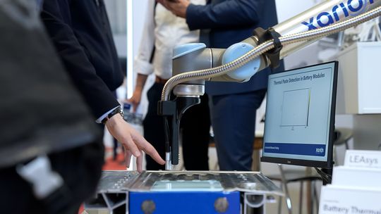 QS-Technologie zum Anfassen: In Stuttgart präsentierten Aussteller zukunftsweisende Lösungen wie die automatisierte Prüfung von Batteriemodulen mittels KI und moderner Sensorik.(Bild:  P. E. Schall GmbH & Co. KG)