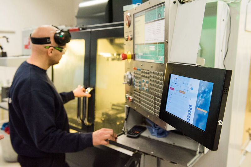 Durch Retrofitting können auch Maschinen, denen die entsprechenden Schnittstellen fehlen, in die Smart Factory eingebunden werden. (Bild: Tilman Vogler/VDI Vision Lasertechnik)