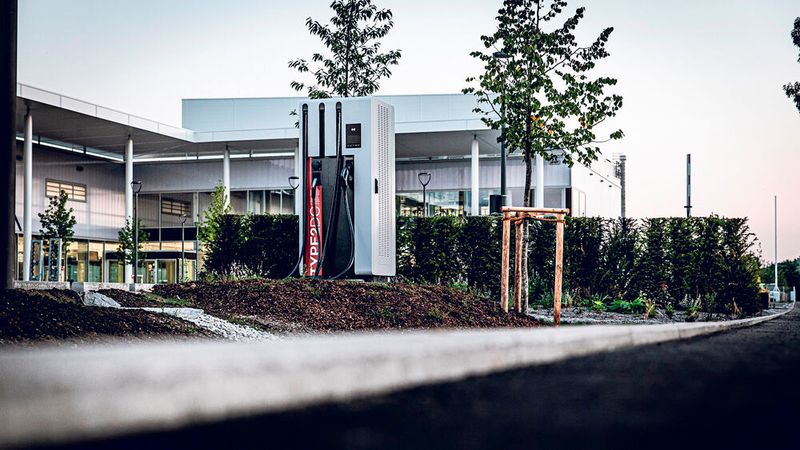 Die zwei bislang bestehenden Reisacher-Standorte in Göggingen und Lechhausen ...  (Bild: Reisacher)