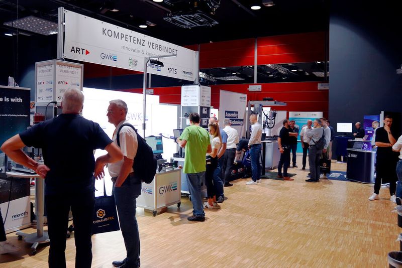 Jäger Handling, Haller + Erne, Advanced Realtime Tracking sowie die PTS Group und Bosch Rexroth zeigten gemeinsam, wie Batterie-Stacks prozesssicher verschraubt werden.  (Bild: Alexander Stark)