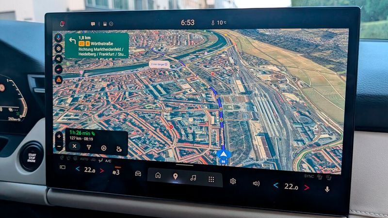 Die Navigation beruht nun auf Google Maps. Manchmal allerdings zeigte der Bildschirm aus unbekanntem Grund nicht diese gwohnte Darstellung an, sondern ... (Bild: Rosenow – VCG)