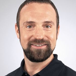 Robert Lacko: «Meist entwickeln und fertigen wir für die in der Sanitärtechnik eingesetzten Kabelsysteme spezielle Druckguss- oder Spritzgusselemente, die besondere Anforderungen an die Beweglichkeit sowie Montage- und Demontagefreundlichkeit erfüllen.» (Bild:  Ringspann RCS)