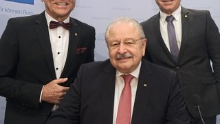 Bereit für eine weitere Amtszeit: Präsident Jürgen Karpinski (Mitte) und seine beiden Stellvertreter Wilhelm Hülsdonk (li.) und Thomas Peckruhn. (Zietz/»kfz-betrieb«)