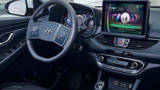Ein virtuelles Cockpit soll die intuitive Bedienung aller wesentlichen Funktionen ohne Ablenkung ermöglichen und gleichzeitig die Zahl der Schalter, Dreh- und Schiebregler im Auto reduzieren.

 (Hyundai)