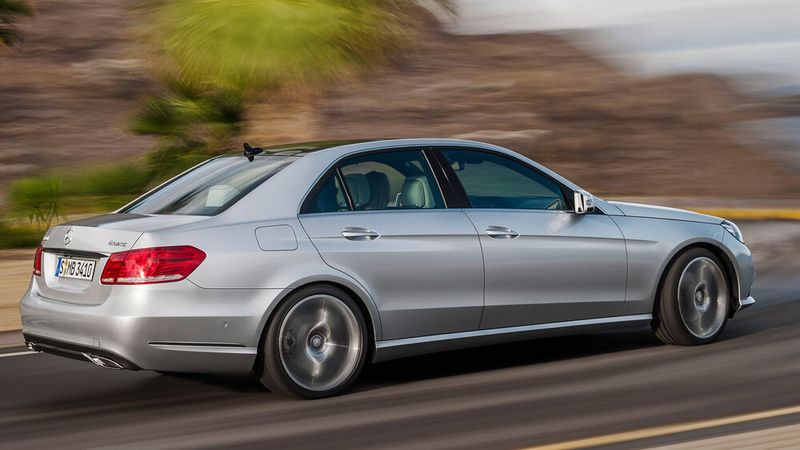 Der nächste Generationwechsel erfolgte 2009, als der W 212 sein Debüt gab. Er wurde bis 2016 gebaut. 2010 wurde der gesamten E-Klasse-Familie der GOOD DESIGN Award von dem Chicago Athenaeum - Museum of Architecture verliehen. Dieser ist der älteste Preis für herausragende Produktgestaltung. (Bild: Mercedes-Benz)