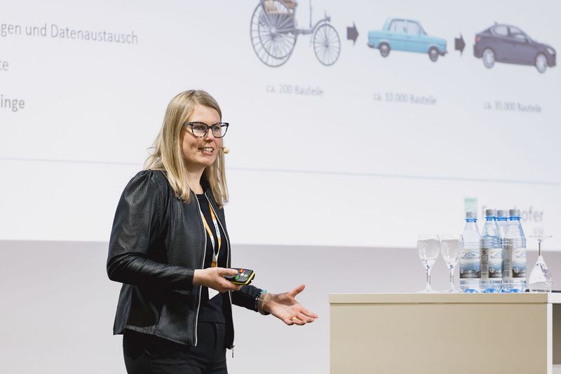 Ein Blick auf digitale Zwillinge im Rotating Equipment: Tagline Treichel von Fraunhofer IESE erklärt die praktische Anwendung der Asset Administration Shell (AAS) in der Öl- und Gasindustrie. (Bild: Stefan Bausewein)