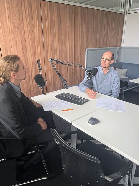 „Die Dinge müssen auf den Tisch”, sagt Kai Rolker, Head of Communications bei Clariant. Die Zeiten, in denen die Industrie auf Verschwiegenheit und Geheimniskrämerei setzte, sind augenscheinlich vorbei. (Bild: PROCESS)