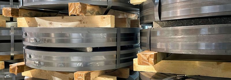 Die innerbetriebliche Logistik setzt auf Automatisierung, um die Prozesse zu beschleunigen. AGV gehören meist dazu.