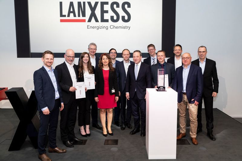 Die Gewinner und Finalisten des ersten Lanxess CEO Safety Awards gemeinsam mit Matthias Zachert, Vorsitzender des Vorstands von Lanxess (6. v. r.) und den Vorstandsmitgliedern Rainier van Roessel (4. v. l.), Michael Pontzen (3. v. r.) und Hubert Fink (ganz rechts) (Lanxess)